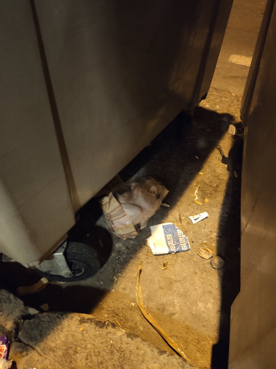 CarlosDiazAlca's tweet photo. Hola @CarrefourES , no entiendo por qué habéis decidido tirar el pollo de mi pedido online en la basura. ¿Podéis darme una explicación? No me parece correcto tirar la comida de la gente y más cuando otras personas no tienen ni para comer. https://t.co/xuS01b3PGc