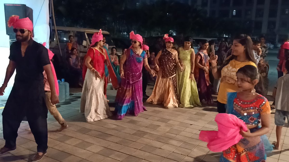 ashokmistry4545's tweet image. @SrBachchan Daddu Tum !!

Garba in our society with style of #Arjunsingh vald #Bhimsingh vald #Dashrathsingh