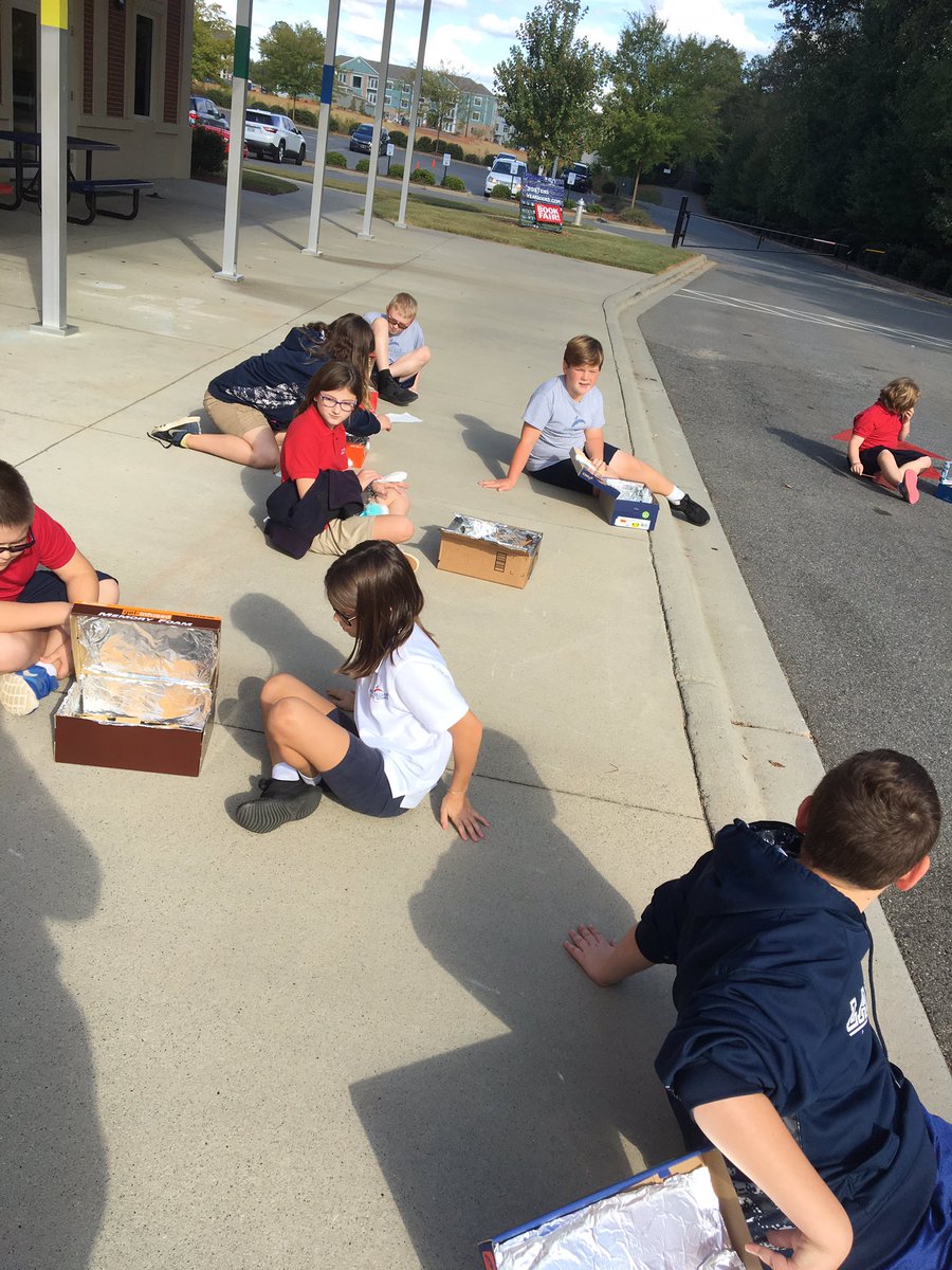 StepNoodles's tweet image. The sun came out for us!!!! Kitchen Chemistry club day 1 was so much fun and we made a big mess! We made solar ovens and cooked s’mores! #scienceLabRULES! @LangtreeCharter @EPadgettLCA @ShaneFLis @MSilverLCA