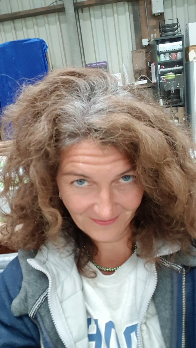 AstridInTouw's tweet photo. @HesterLoeff @emmaspreekt Ik ben er wel achter dat mijn gezicht 'sprekender' (haha) is, als ik smeer.
Dat mijn lichte ogen beter uitkomen.
En...Ik ben mijn haar aan het laten uitgroeien #silversisters #grombre #goinggrayonpurpose en een beetje kleur mét lach leidt dan wel af 😂😂 https://t.co/QqKI0oimSf