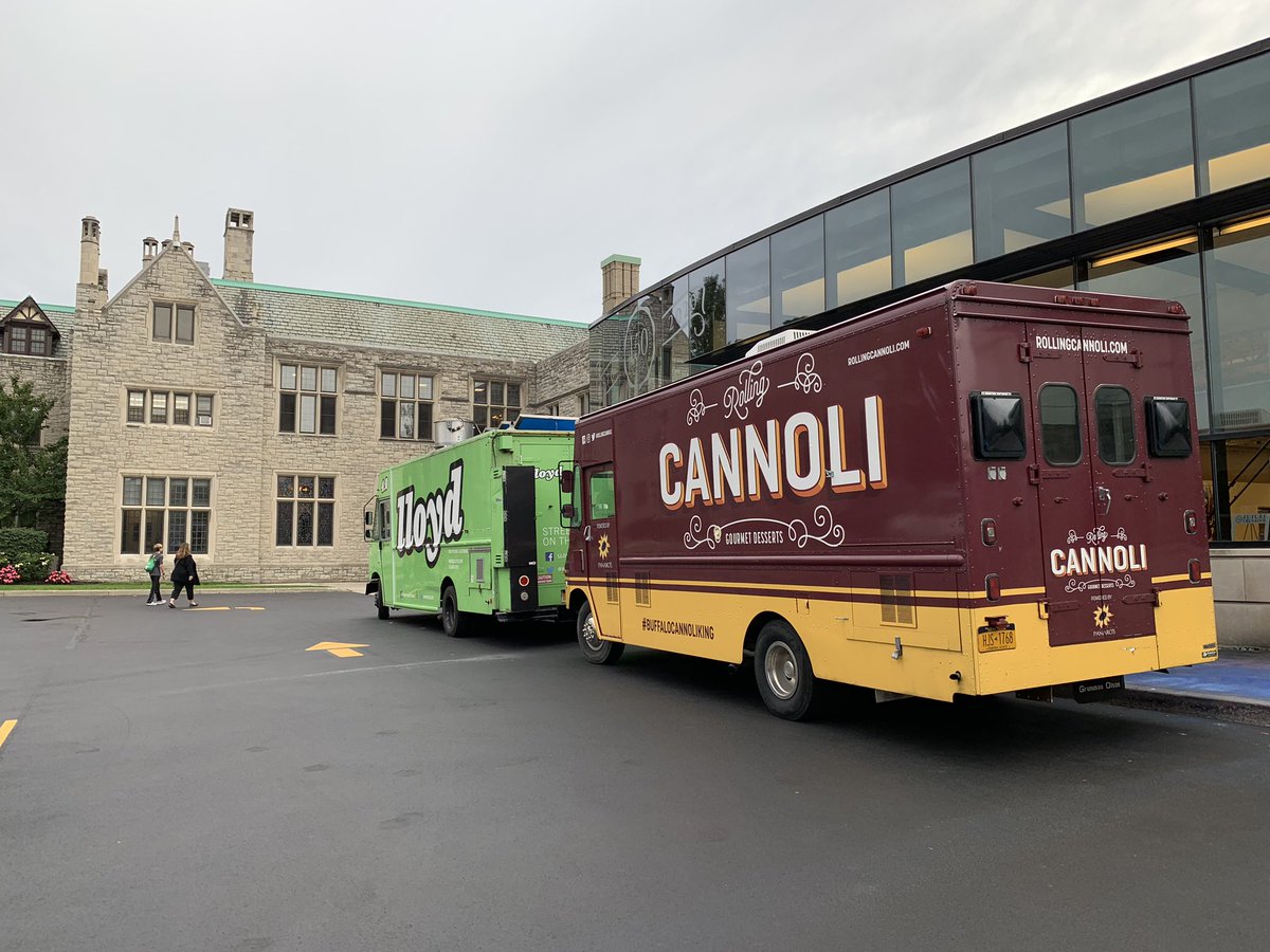CanisiusHS's tweet photo. It's a beautiful night for Open House at Canisius. Stop in before 7:30.
Plus, pick up dinner and dessert from @whereslloyd and @Rollingcannoli! https://t.co/v9ePs2vgoR