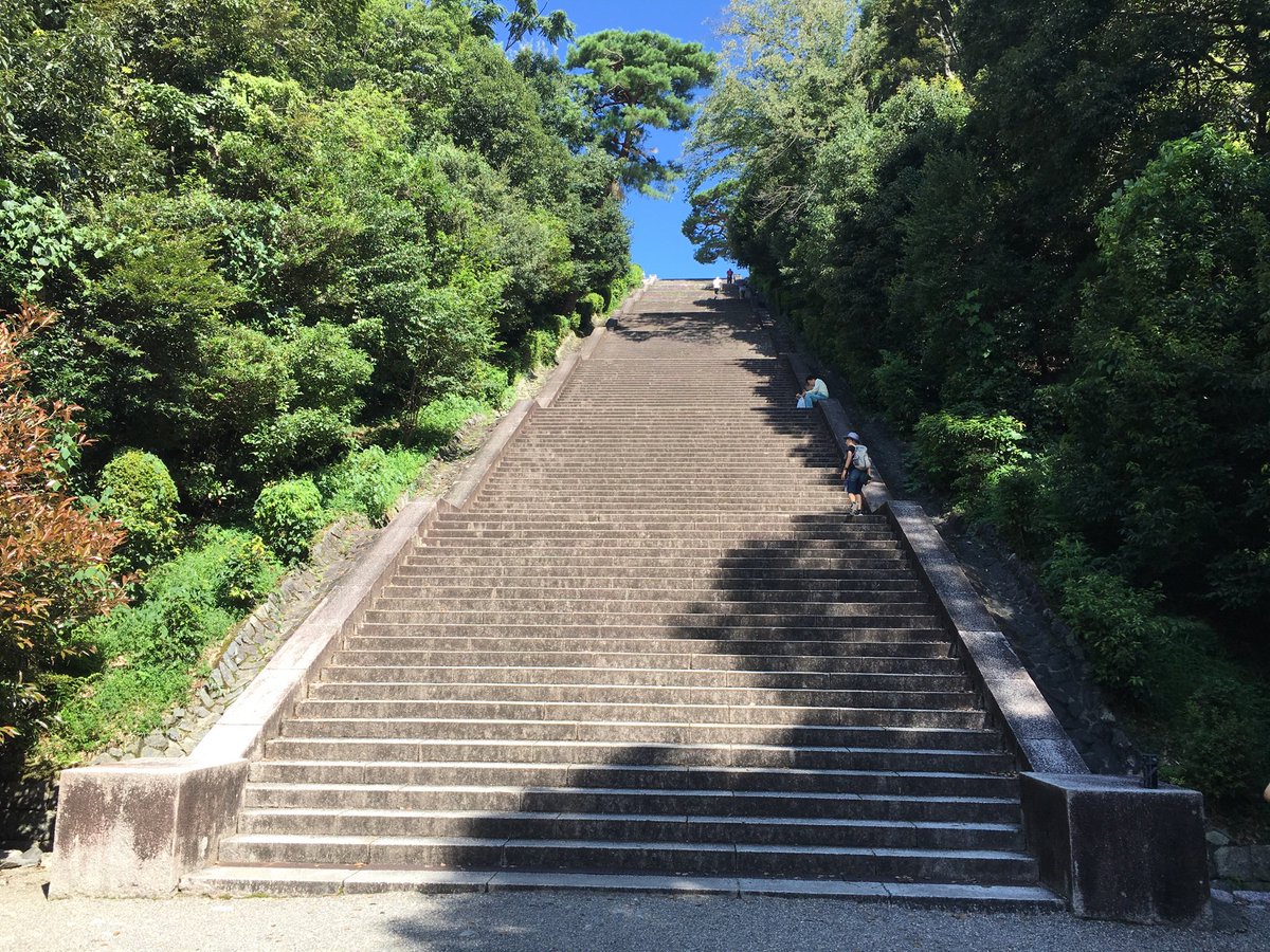 Jr京都駅の大階段にも負けない 明治天皇伏見桃山御陵の階段は圧巻 景色も素敵だけど鍛錬の場としても有名らしい Togetter