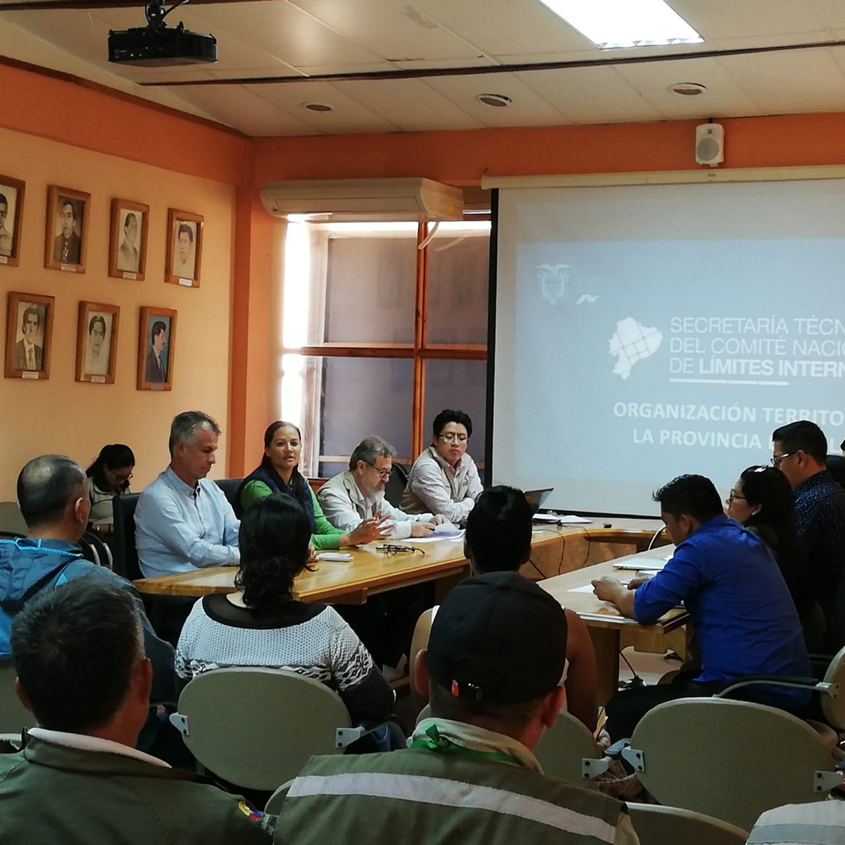 Autoridades de <a href="/limitesinternos/">CONALI</a>, en la reunión con sus pares de <a href="/CGGalapagos/">Gobierno Galápagos</a> presentando a representantes locales, el diagnóstico técnico, jurídico y social, sobre la delimitación territorial interna de #Galapagos, una acción interinstitucional de beneficio para sus pobladores.