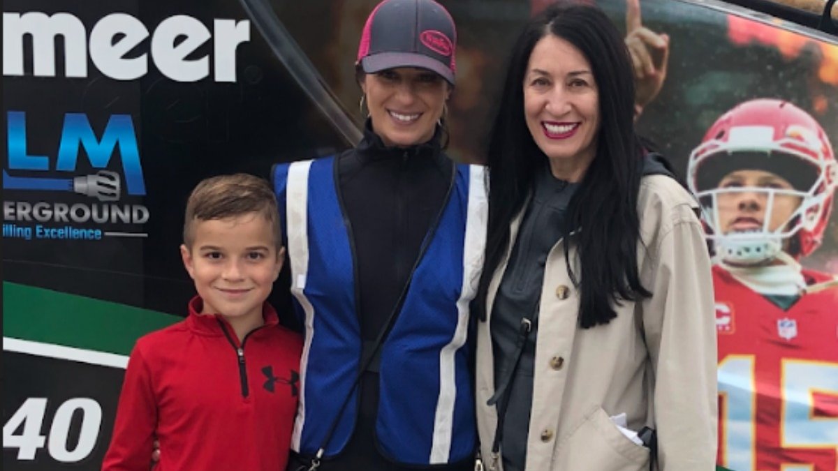 MarkOneElecCo's tweet photo. Our team had so much fun at #DozerDaysKC! SHOUTOUT to @NUCA_KC for hosting this wonderful event. Thx to all who brought kids out to drive our construction equipment & to the equipment operators who gave up their wknd to make sure we stayed safe! More pics: https://t.co/acPQn5XEy8 https://t.co/Q4RlU4acNK