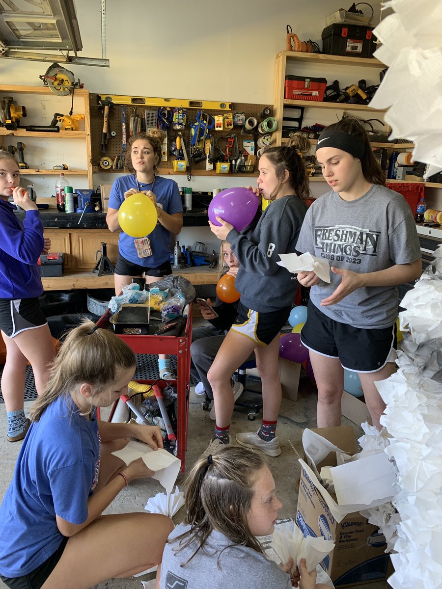SmithK629lynn's tweet photo. Freshman hard at work #HomecomingFloat https://t.co/V0wWDPgIIe