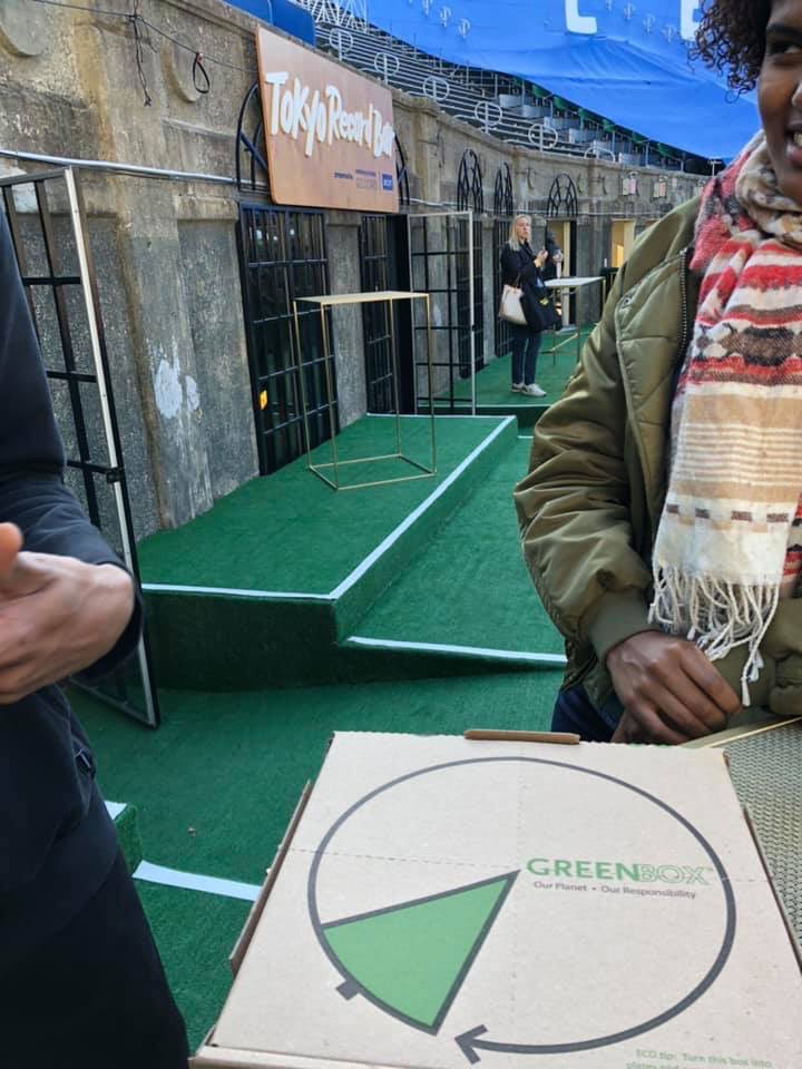 Look what popped up at the #EEEEEATSCON pop-up! Thank you to a #GreenBox fan for sending! 💚 #tokyorecordbar #sharktank #pizzabox #ecofriendly #sustainability