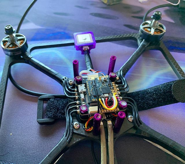 MijabaFPV's tweet photo. Long range rig build ๐
#cameracopter #camcopter #drone #drones #dronesdecarreras #ddc #dedrones #fpv #fpvfreestyle #fpvdrone #fpvracing #fpvracer #multirotor #multicopter #cool #gopro #gold #golden #goldenhour #awesome https://t.co/1XzsbfTbc0 https://t.co/IF9rXIQqNl