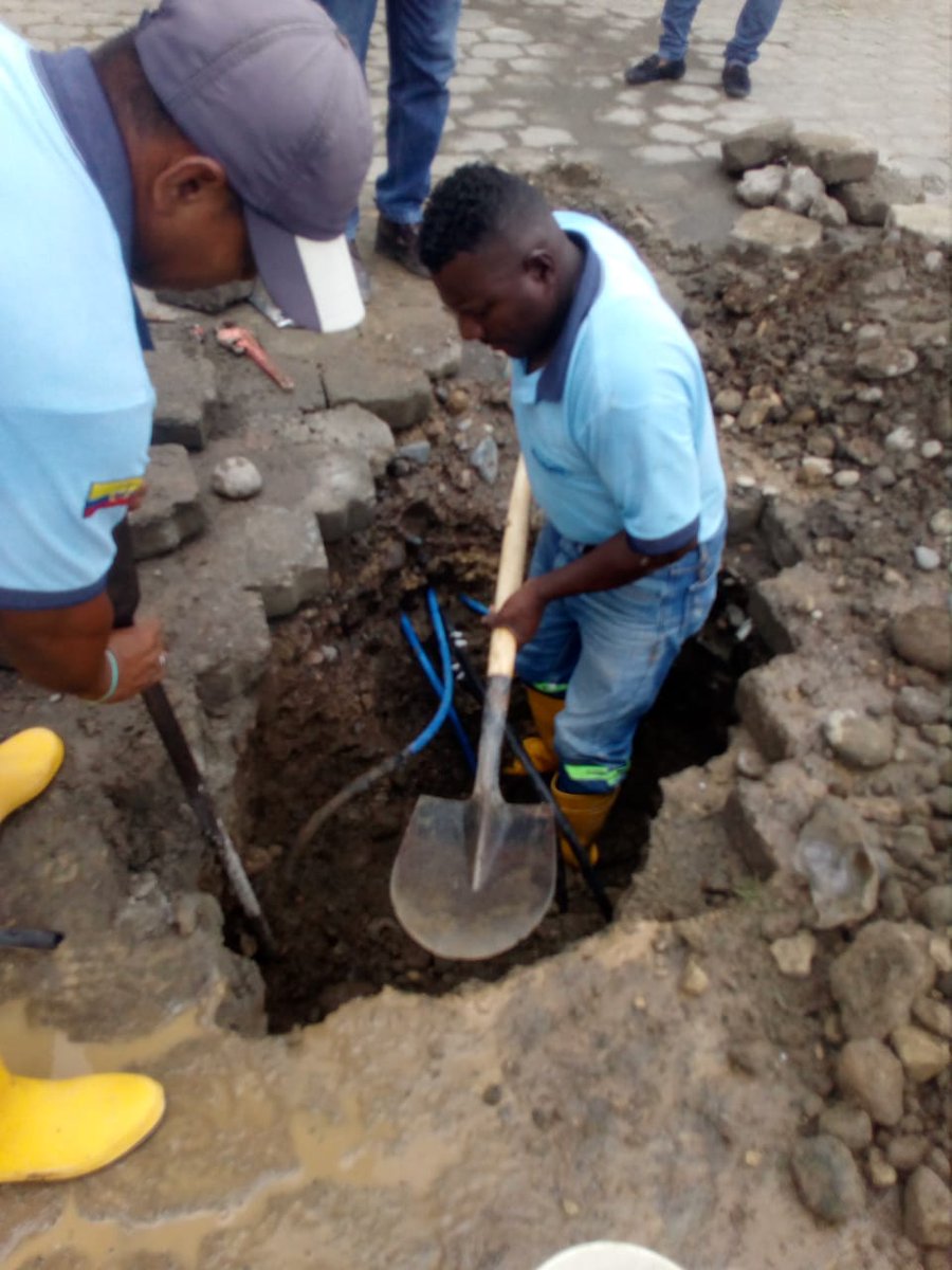 EapaSM's tweet photo. #ControlDeFugas | Realizamos la reparación de daños en varias conexiones domiciliarias del cantón Atacames, disminuyendo la cantidad de fugas existentes y mejorando la distribución de agua potable.
#EAPAInforma
@AguaEc @Agua_Esmeraldas https://t.co/6XdfwIjU9D