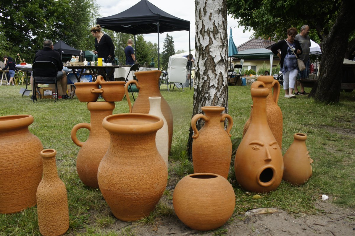 TerraDesolata's tweet photo. W tym roku w dniach 5-7 lipca odbył się #Festiwal Ceramiki w Pieckach, na którym i my byliśmy. Chętni mogli posklejać potłuczone #garnki i poczuć się jak #archeolog po wykopie.
#archeologia #ceramika #Mazury #TerraDesolata #Fundacja #nauka #wykopaliska #Polska #Piecki https://t.co/68M0mifk4M