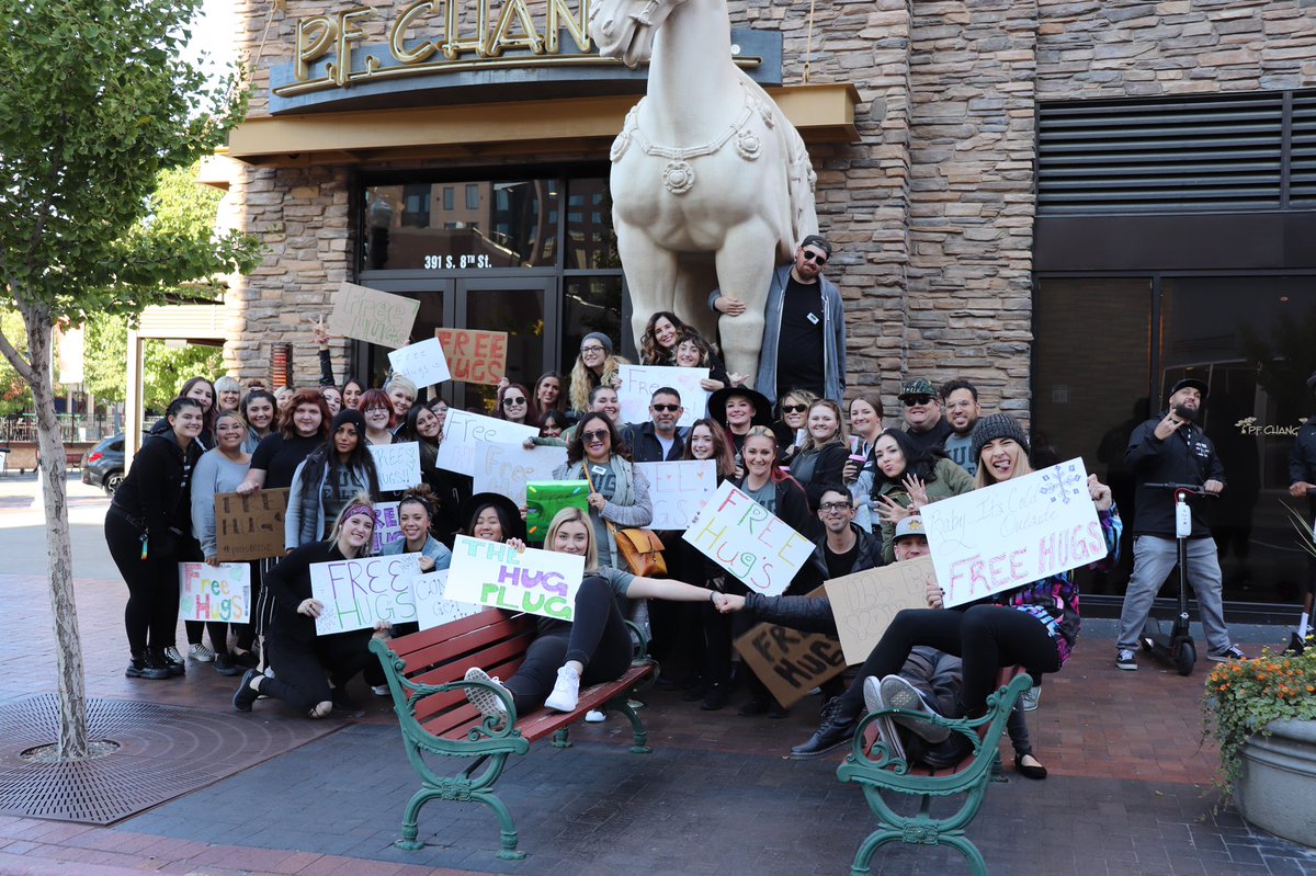 PMTSBOISE's tweet photo. #freehugs in downtown Boise thanks to our future professionals https://t.co/qsrIcvnBps