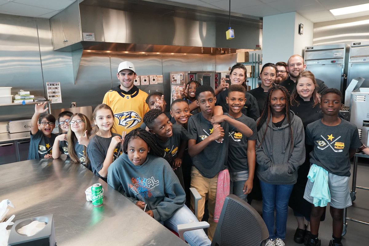 PredsNHL's tweet photo. Viktor Arvidsson and @17Fabbro teamed up with @Hardees to experiment with virtual reality technology and learn how to cook a hamburger with kids from @BGCMaury for #CRDay!
#Preds | @PredsFoundation https://t.co/iHrtHITJJ2