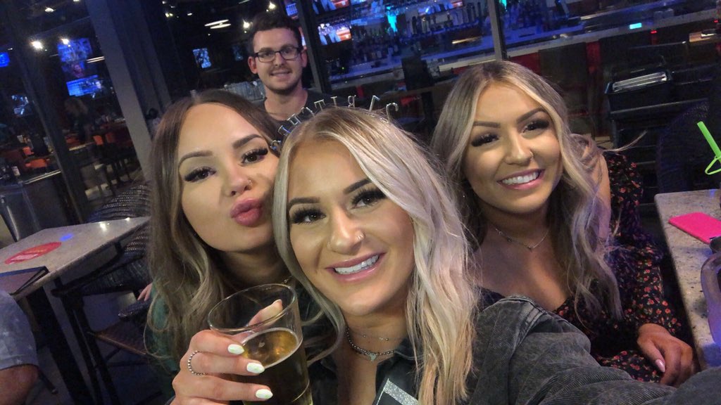 CiennaNoel's tweet photo. 21 and thriving🍾🍾 https://t.co/mXLutBFJ3U