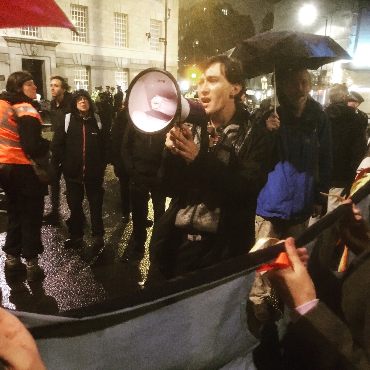 Helen Healy (@hheals) on Twitter photo Alex Etchart leads the Fire Choir into song with Extinction Rebellion by Lambeth Bridge tonight <a href="/alexetcharts/">Alex Etchart Arts</a> <a href="/firechoiruk/">Fire Choir</a> <a href="/samleesong/">Sam Lee - He/Hymn 🌈</a> Alex Etchart leads the Fire Choir into song with Extinction Rebellion by Lambeth Bridge tonight <a href="/alexetcharts/">Alex Etchart Arts</a> <a href="/firechoiruk/">Fire Choir</a> <a href="/samleesong/">Sam Lee - He/Hymn 🌈</a>