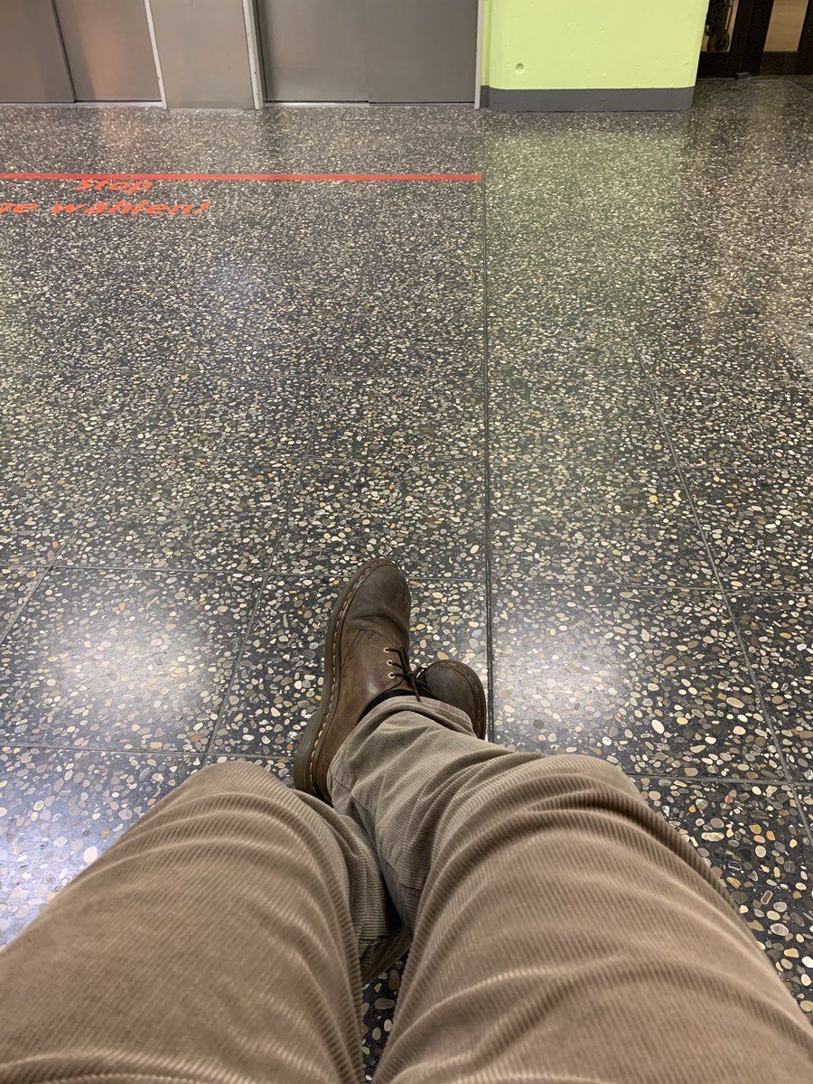 Kreissaal-Wartezimmertweet: Weil ich heute Nacht vielleicht Großvater werde, habe ich mir schon mal eine Cordhose rausgesucht