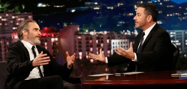 cinemasderua's tweet photo. Com a estreia de “Coringa”, o grande Joaquin Phoenix começou a assombrar o mundo com mais uma atuação extraordinária para sua coleção. Aliás, ele falou no programa de Jimmy Kimmel sobre como foi o processo de criação para viver o personagem. Assista: https://t.co/NO0sfBPXsx https://t.co/mlI59b8ALM