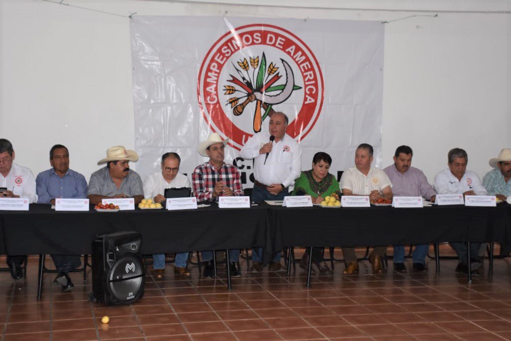 hernandezderas's tweet photo. En Michoacán, me reuní con 7 dirigentes estatales de la CNC y sus equipos, para continuar con el análisis del presupuesto para el campo. Queremos que sea justo, que cuide a los que menos tienen, pero que también impulse el crecimiento de los productores. #JusticiaParaElCampo https://t.co/VZYN5a4l8I