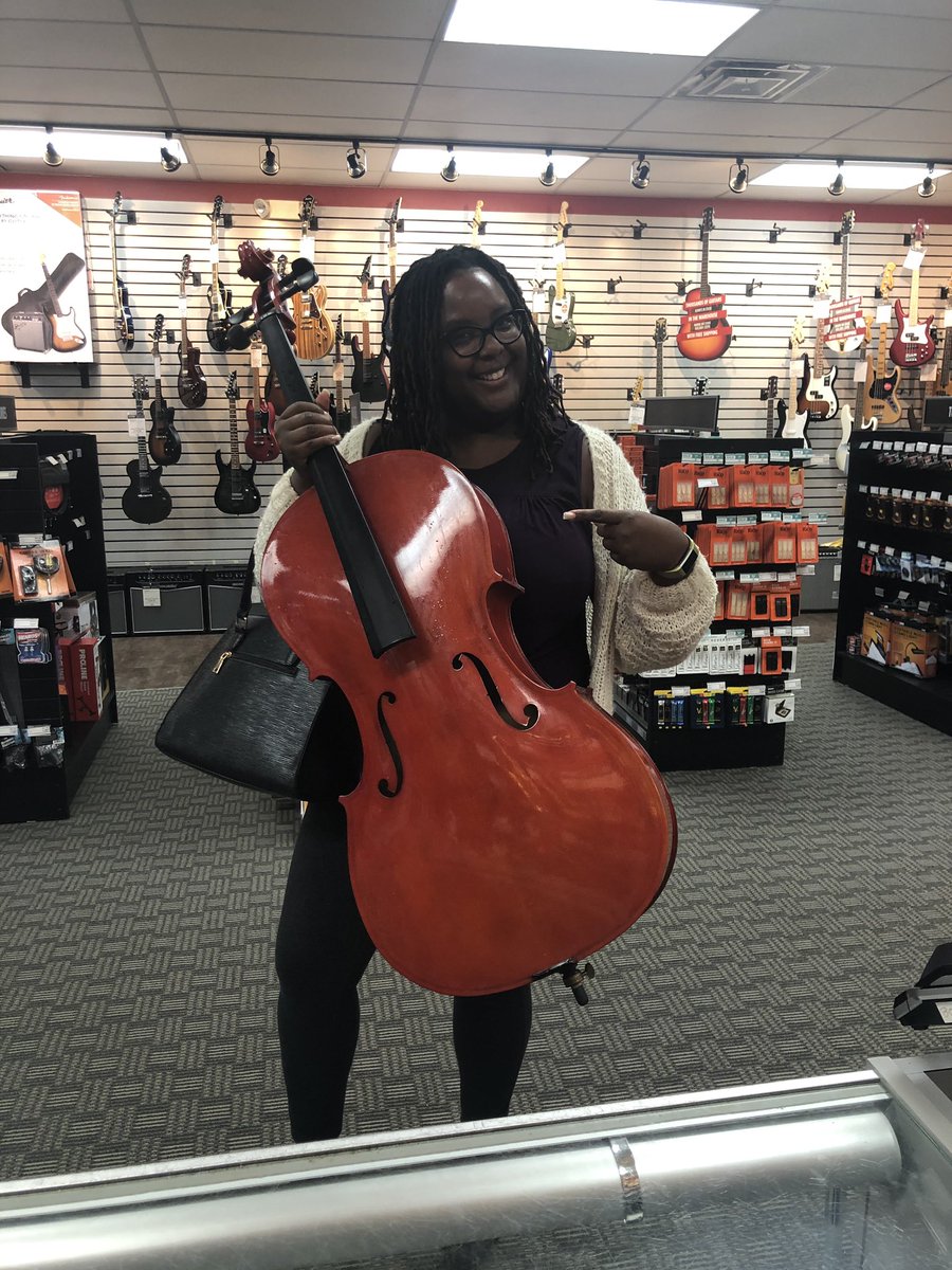 ChivonnePerkins's tweet photo. Confrmd wt the music store nrby that it wasnt theirs - Im now a proud owner of a #cello ! Not sure where to go from here but Im certain something good will come of this! ✨#StoryTime #WhatAreTheOdds #BlackClassicalMusicians #BlackOperaSinger #BlackTwitter #CelloInTheBushes https://t.co/2Q3kfvJ9bK