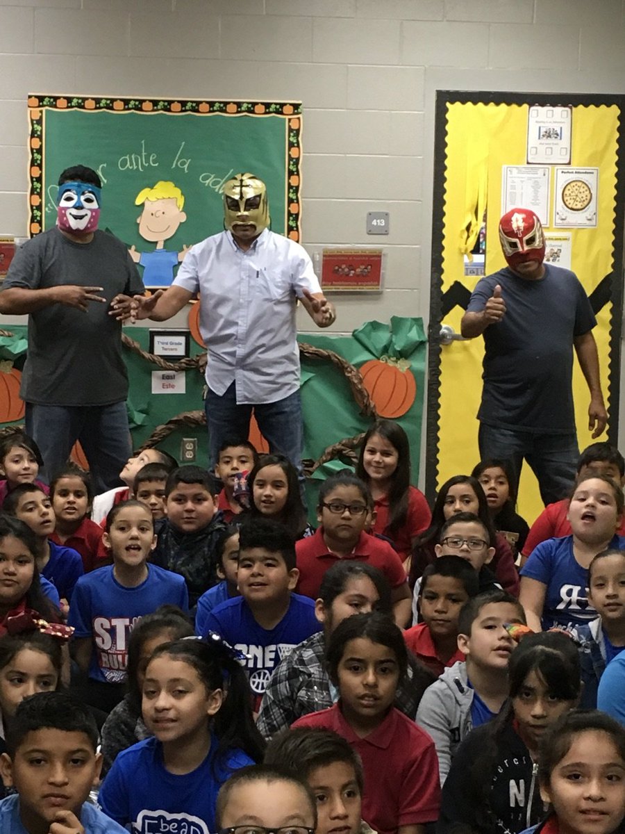 clintoncoyotes's tweet photo. Luchadores Al Cruz, Jr., Arkangel and Payasin present "Lunchando Contra Bullying" today. @lajoyaisd  #stopbullying #BullyingPreventionMonth https://t.co/a5dsMulcj4