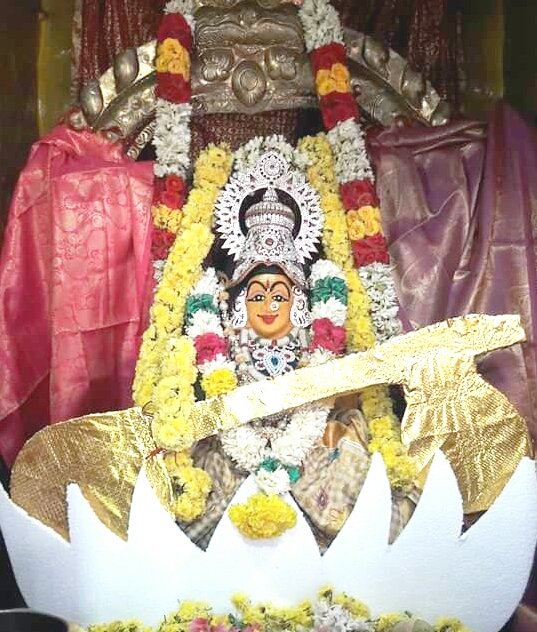 singaisidhar's tweet photo. #சிங்கம்புணரி_சித்தர்முத்துவடுகநாதர்_ஆலயம் 
#நாடார்பேட்டை_ஸ்ரீபத்திரகாளியம்மன்_ஆலயம் 
#வேட்டையன்பட்டி_காமாட்சியம்மன் ஆலய #நவராத்திரி_9ம்நாள���_சிறப்பு_அலங்கார_தரிசனம்
https://t.co/BeidYHDfOI

@singampunariVMI @raja1625 @maruthappank @kabilakaran008 https://t.co/JIjIrJBk80