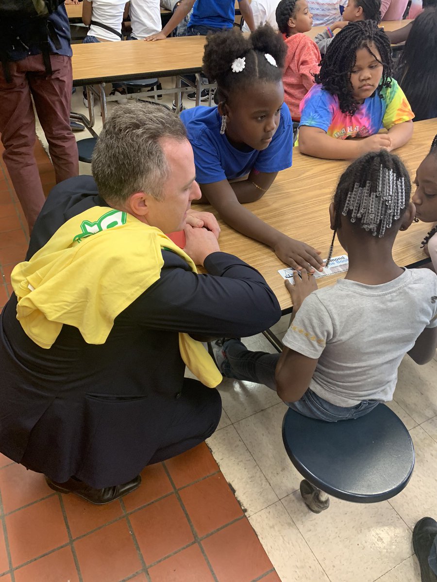 iTeachJSmith's tweet photo. A visit from the superintendent @JasonKamras and mayor @LevarStoney to jump start our one Richmond, one book kickoff!! https://t.co/ZxHzucIPql