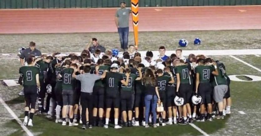 KTULNews's tweet photo. True sportsmanship on display on-field during injury in high school football game
https://t.co/vKk7wxVwzs https://t.co/I54B2aeg6I
