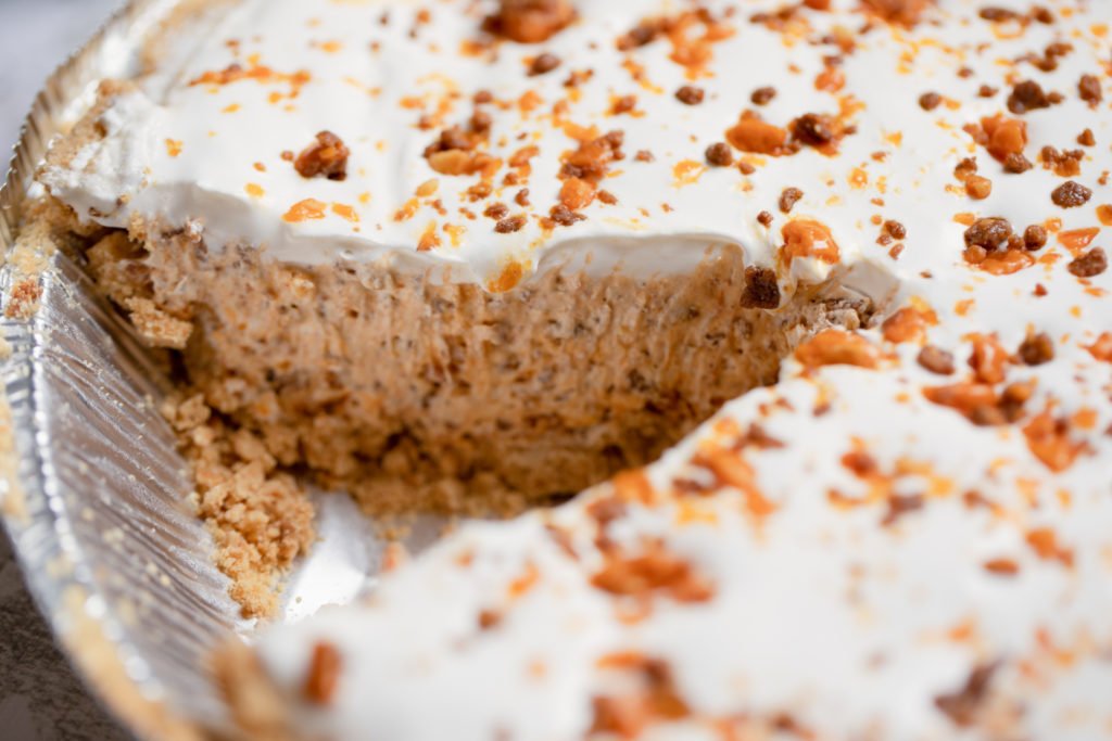 HuckleberrySwts's tweet photo. This Butterfinger Pie is what dreams are made of 🥧
 
Find the recipe here:
https://t.co/IoQ4Q3SRFT https://t.co/u911HgLxv9