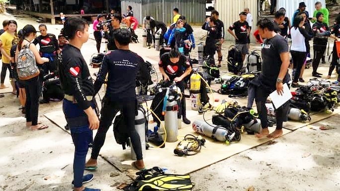 majidahhashim's tweet photo. I love this part when everyone is excited and gearing up for the dive together π€©
@diveheart #diveheart #diveheartmalaysia #adaptivedivers #inclusivediving #diverlife https://t.co/EAEqYFEm0w