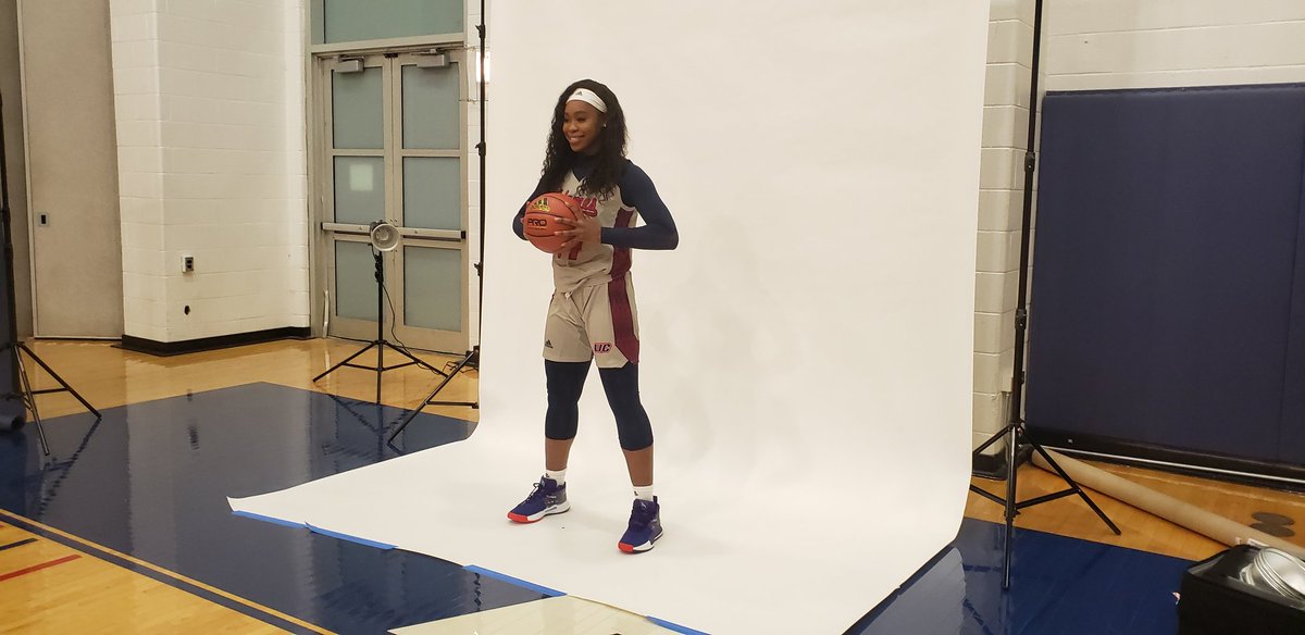 UIC_WBB's tweet photo. πΈ Fresh photos with the bomb lighting πββοΈ https://t.co/Mjmo3xxb4l
