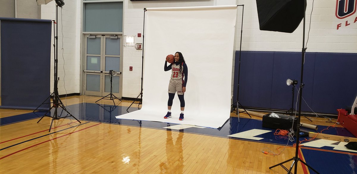 UIC_WBB's tweet photo. πΈ Fresh photos with the bomb lighting πββοΈ https://t.co/Mjmo3xxb4l