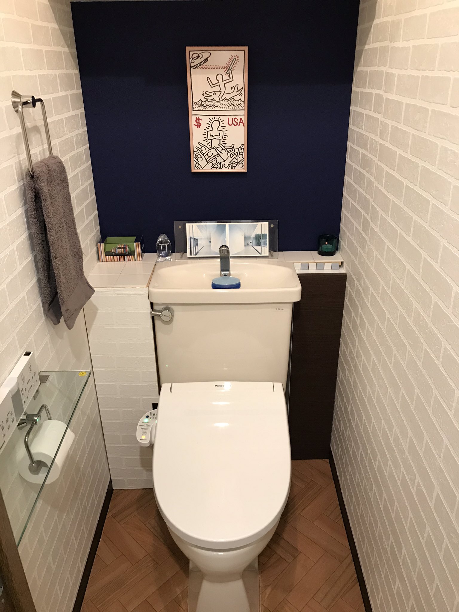 聖太郎 トイレをセルフリノベーション 両サイドにレンガの壁紙 奥に紺色の壁紙貼って クッションフロア貼って 棚作って 壁紙の継ぎ目や隙間にコーキングして ふぅ 疲れたぁ トイレリノベーション リノベーション トイレクロス 壁紙 クッション