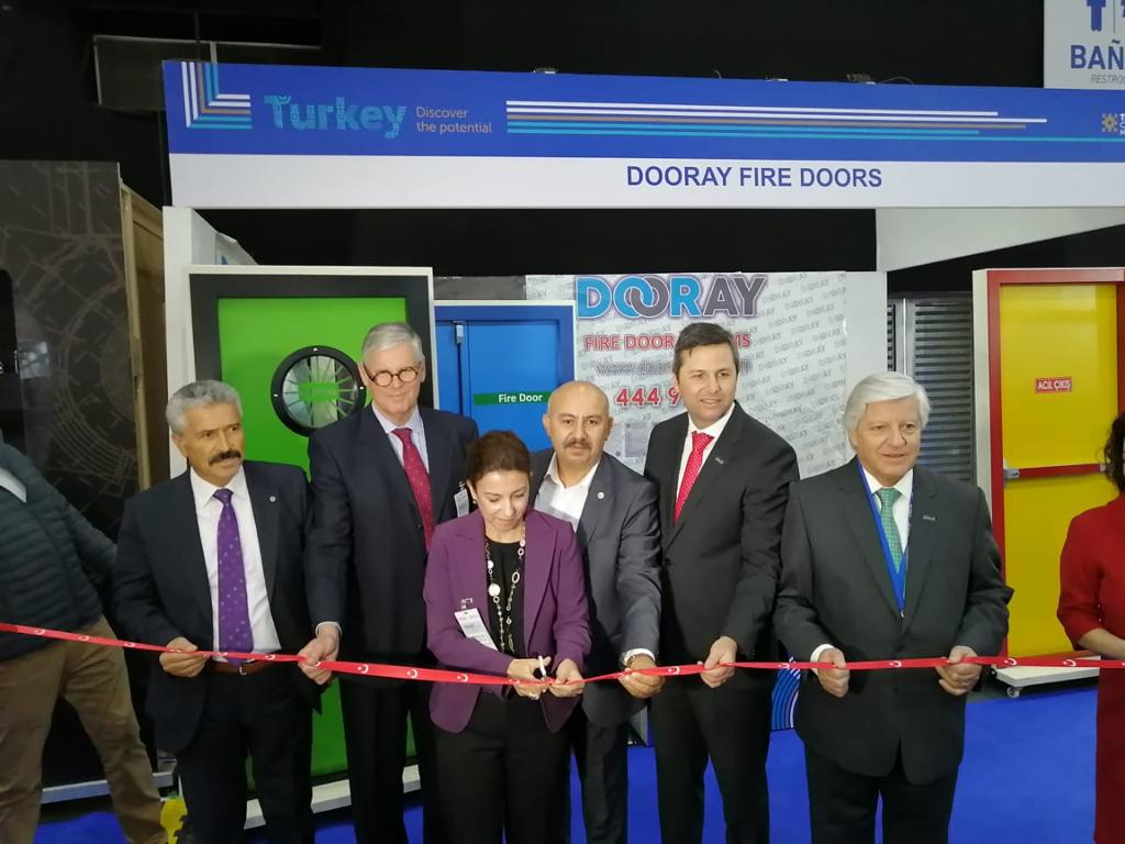 TC_SantiagoBE's tweet photo. La Sra. Embajadora inauguró #expoedifica2019 con el presidente de @CamaraCChC. Nuestro país estuvo representado con éxito en Expoedifica, como invitado especial, gracias al intenso interés y la amplia participación de nuestras empresas. 🇹🇷 @ExpoEdifica @ticaret https://t.co/AoLhjRyi9l
