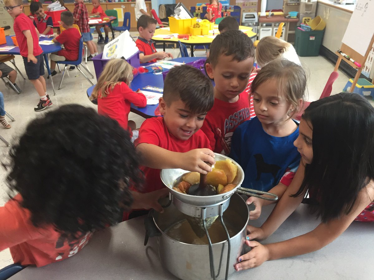 cn6rob's tweet photo. Apple Week! Turning our crisp apples into yummy applesauce!🍎@cn6rob @ForestLakeWsd https://t.co/fL9s9Oc9AR