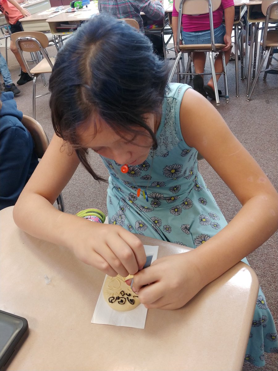 EmilyFWinters's tweet photo. It was a fun snack time in Mrs. Winters class today! Decorating cookies for a birthday treat! #creativestudents #happybirthdaymaya https://t.co/E7wrOSg1MB