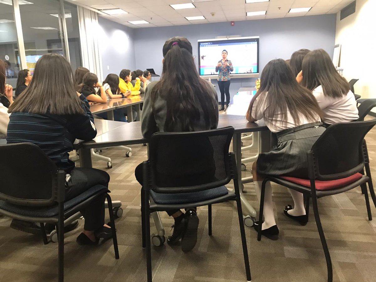 CONALEP_Mex's tweet photo. Alumnas del plantel CONALEP Aeropuerto, participan en la mesa redonda: “La Ciencia y la Tecnología también es cosa de chicas” que se lleva a cabo en la biblioteca Benjamín Franklin, por medio de una invitación de la embajada de Estados Unidos. https://t.co/WE9lNMDua1