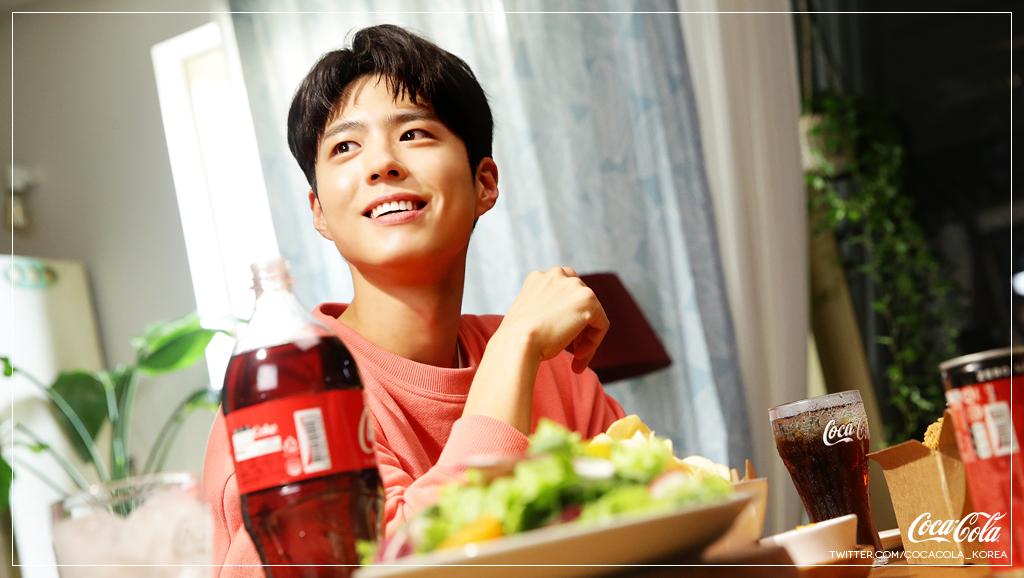 CocaCola_Korea's tweet photo. 코코의 외장하드 깊은 곳에서..
#코크앤밀 #박보검 (@BOGUMMY) 비하인드 컷 오픈~
어디에서도 구할 수 없다는
코-크 트위터 단독 #코카콜라 #박보검 비하인드 컷만 모았다!
RT+♥ 1분께 코카-콜라 1BOX까지!! https://t.co/k1F45cpjqF