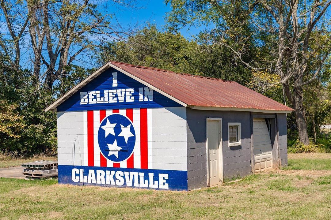You can stay in this Tennessee Tiny House AND take with your picture with the #ibelieveinclarksville mural! #twoforone 
Photo Ambassador @fastglasscurtains
#traveling #travelgram #travelpics #tinyhouse #clarksvilletn #visitclarksvilletn #onlyinclarksville #murals #MuralMonday