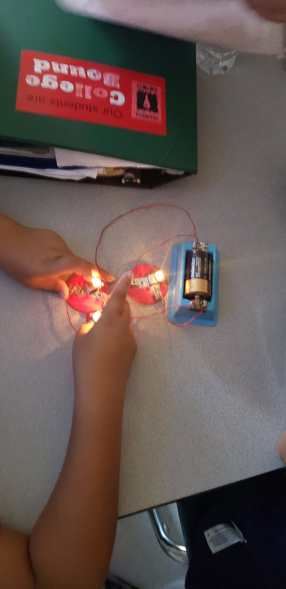 MrsSturner2's tweet photo. Building series and parallel circuits! https://t.co/9FXOe1ptnH