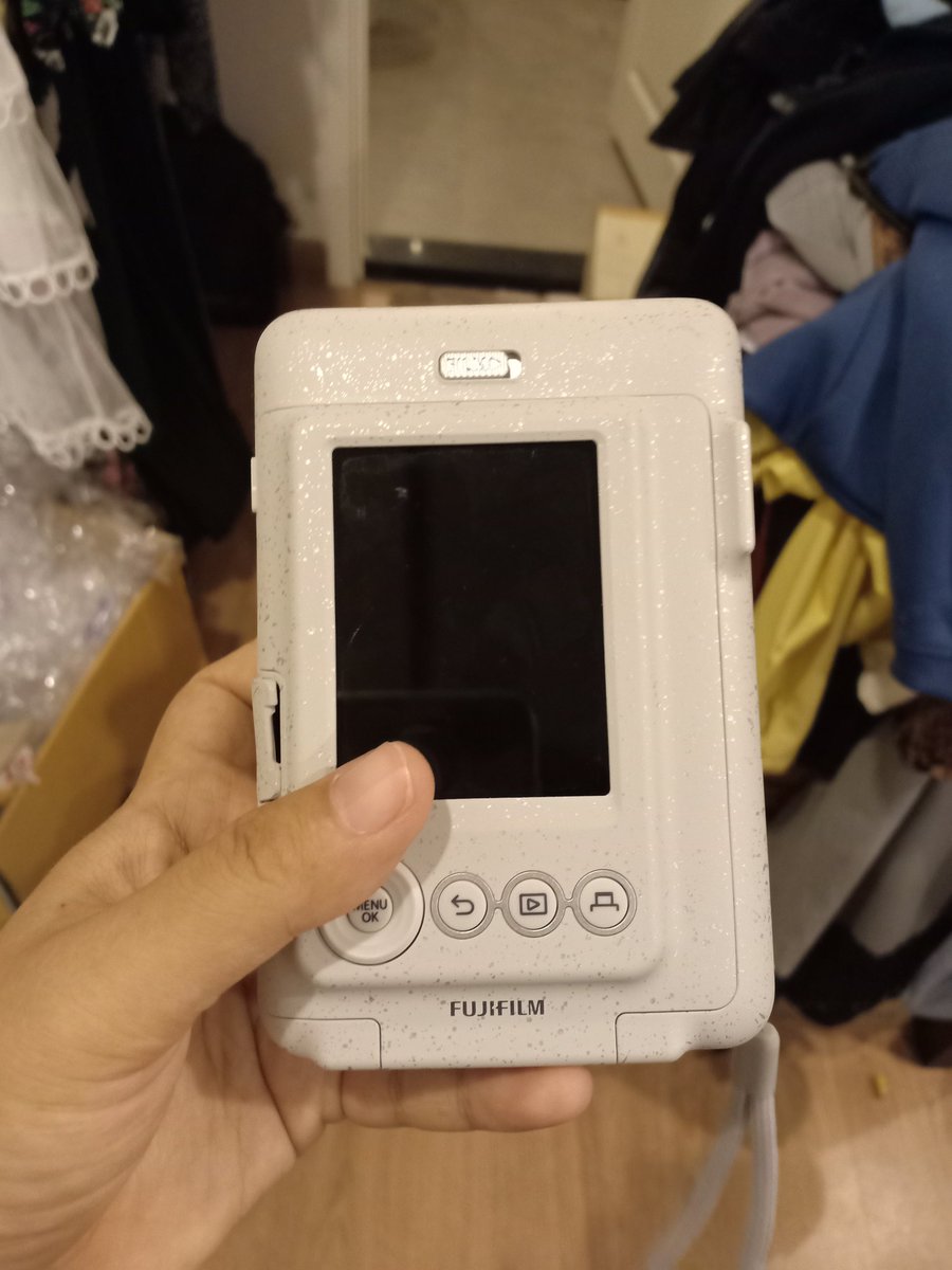 plainlv_'s tweet photo. ขาย instax mini liplay สภาพ 100% ใช้งานปกติ ใช้งานไป 1 ครั้ง อายุ 3 เดือน 
**แถมฟิล์ม 10ใบ +2ใบในเครื่อง 
บวกกระเป๋าหนังแท้ ครบกล่อง
**ประกันศูนย์big camera 2 ปี
ราคา 4000 บาท 
#กล้องโพลารอยด์ #กล้องมือสอง 
#instaxminiliplay https://t.co/piYLSDWqvX