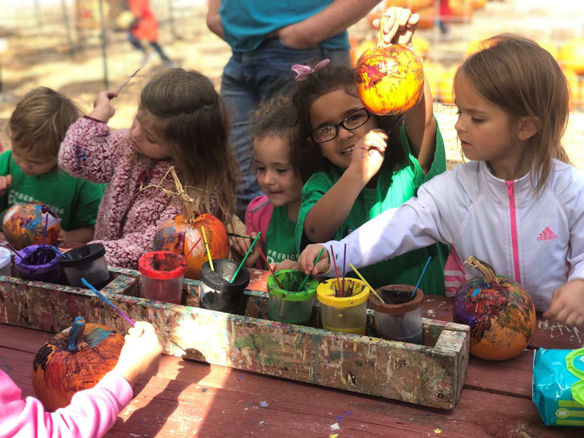 FPSBillieKids's tweet photo. What a great day for a PK4 field trip to Sweet Berry Farm! Fall weather, pumpkins, a hayride and more!! #FPSPride #FallFieldTrip π#PumpkinsAndMore #TeamBlizzard https://t.co/3MOcdfzdRP