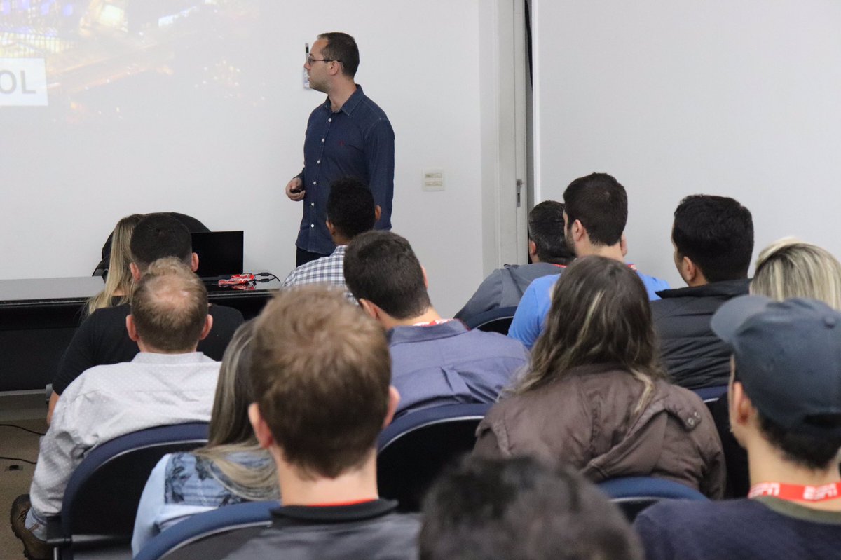 escolathe360's tweet photo. E pra encerrar a noite de aprendizados, recebemos @thiagoderose. Uma aula completa sobre gestão de arenas e com uma pitada especial sobre o novo projeto para o Pacaembu!
.
#escolathe360 #cursobfc #gestaoesportiva #arenas https://t.co/h2kEwRuzCj