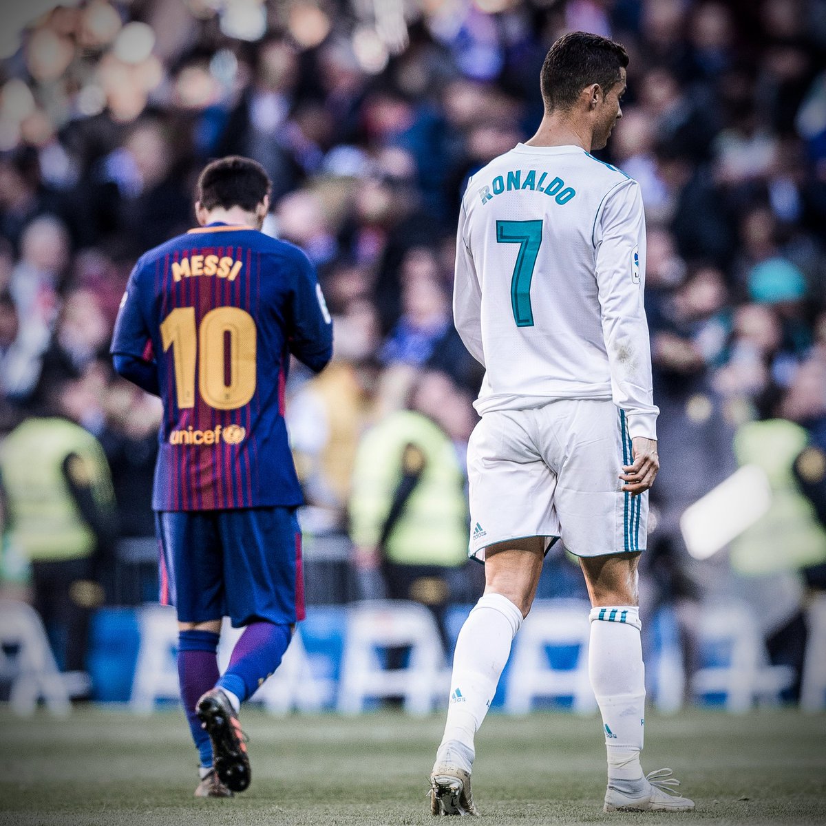 Cristiano Ronaldo tem 34 anos, Lionel Messi tem 32. Senhoras e senhores, o fim de uma era está se aproximando. Parem de brigar, parem de debater. Apenas aproveitem esses últimos anos.