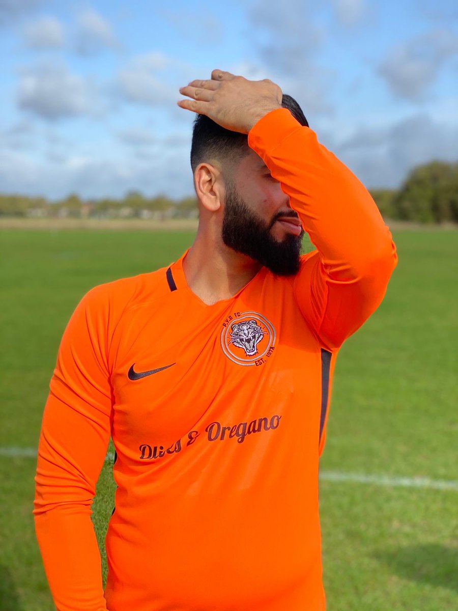 PYOFC1's tweet photo. The rare glimpse of sun on a freezing day. The vibrant orange represents our Keeper Kit sponsored by Olives & Oregano
#OLIVESANDOREGANO #NIKEFOOTBALL #WINTERISHERE #BANGLAGRAM #BANGLADESH #BROTHERHOOD #PREMIERLEAGUE #ANYTHINGFORREEF #PYOFC #BLACKCATS #NIKE https://t.co/vWv3GFriQB
