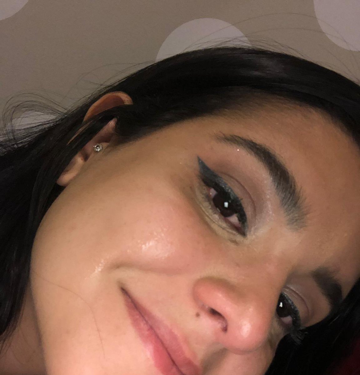 BiaRodrigs's tweet photo. ontem eu estava emocionada e fiquei chorando muito e minha make foi toda pro saco mas o delineador ficou intacto. milani infinite liquid conte comigo para tudo, meninas recomendo. https://t.co/sw12ySSsyH