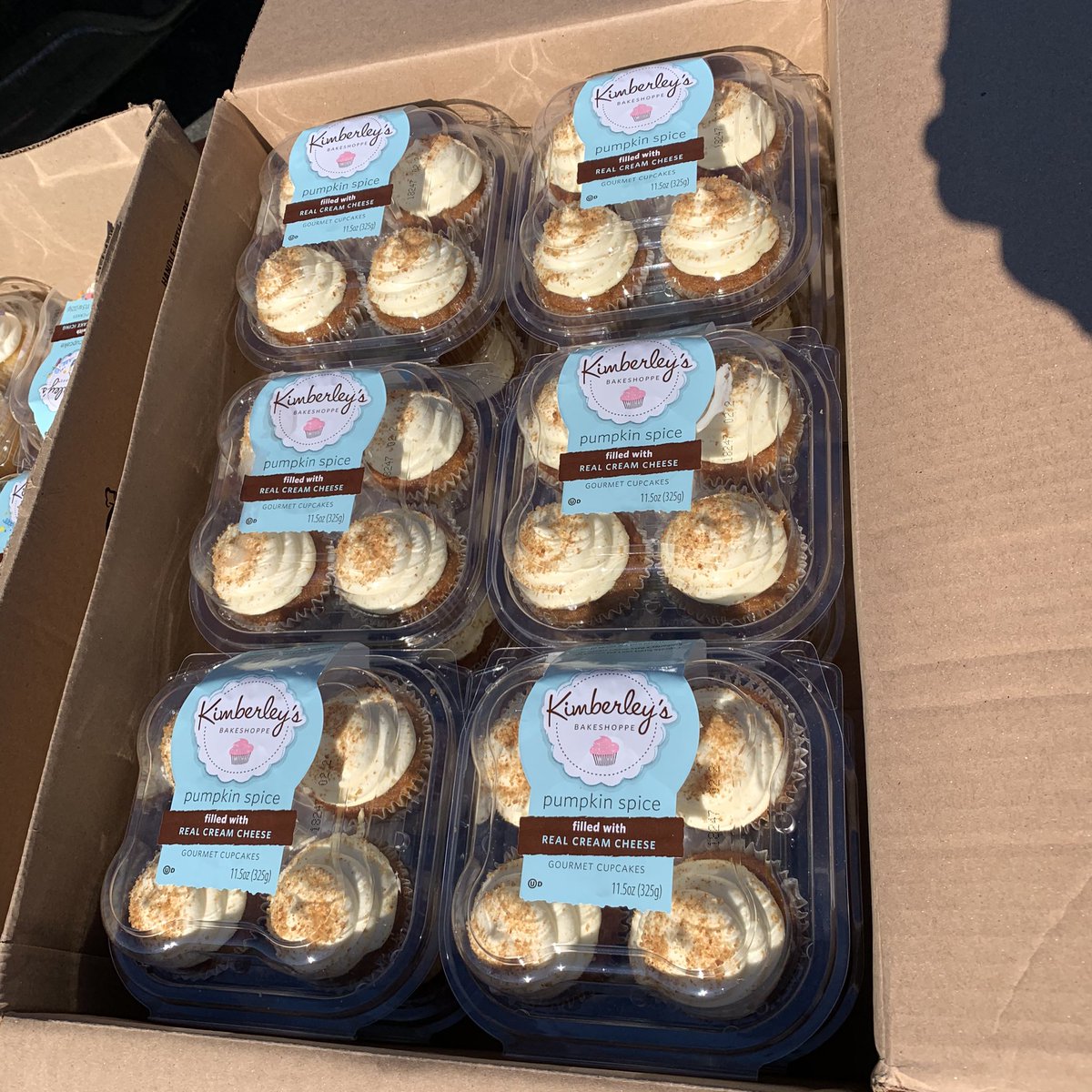 LuisHD2018's tweet photo. Used a few of my own dollars, Took a high top cart 🛒 💵 and surprised my cashiers, lot associates, pro desk team, service desk, tool rental &amp; backup cashiers with some delicious cupcakes 🧁 and beautiful bags🎀 with their names on them and individually thanked each person 🛍🎁🎈 https://t.co/FPUc1QXMlX
