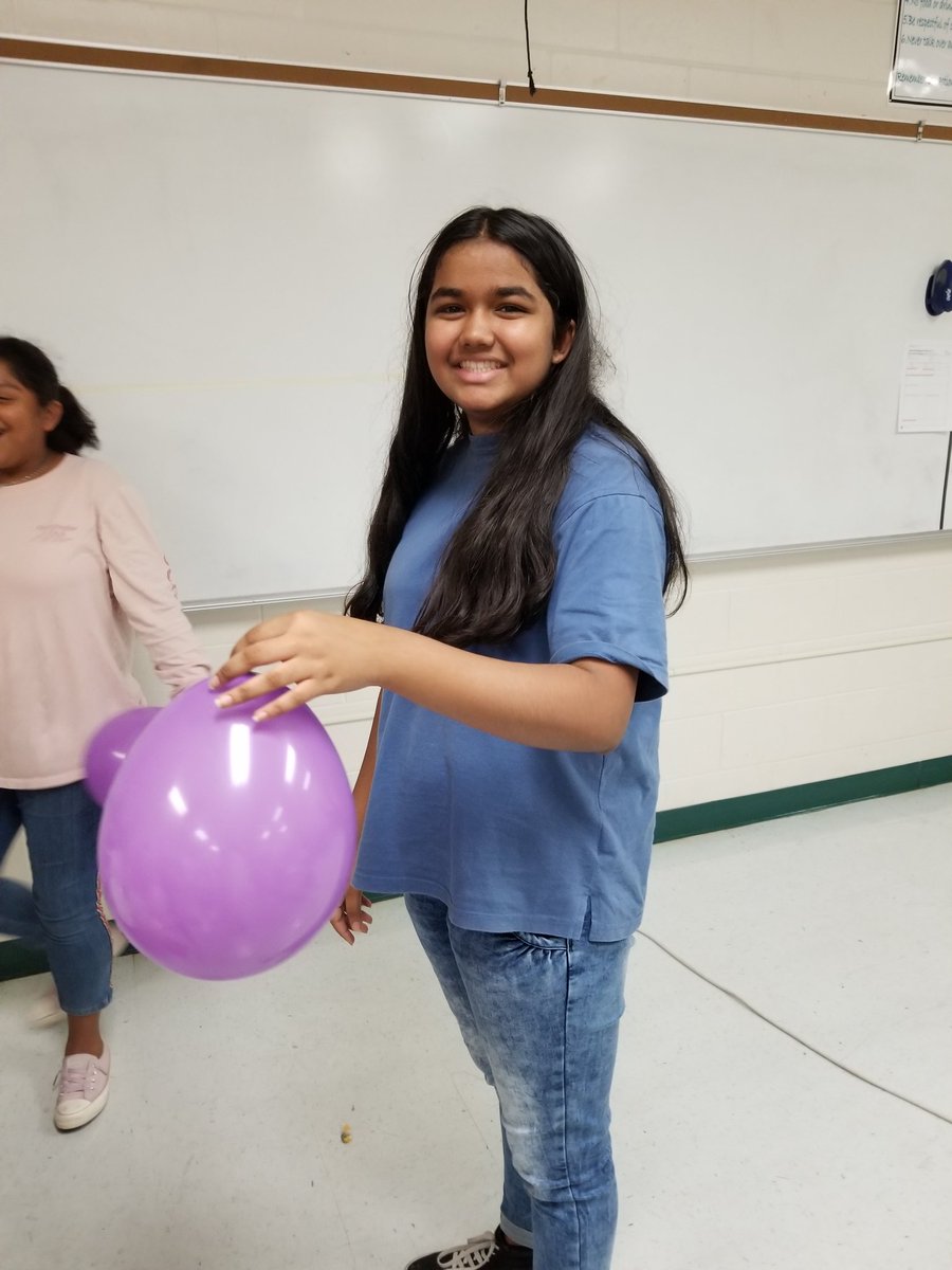 EllaGibsonFL's tweet photo. AVID Club today saw some awesome balloon towers and laid put some broad goals for the year! #ThisIsAVID #whmsAVID #oneAVIDpack #AVID https://t.co/UEjq85n1u2
