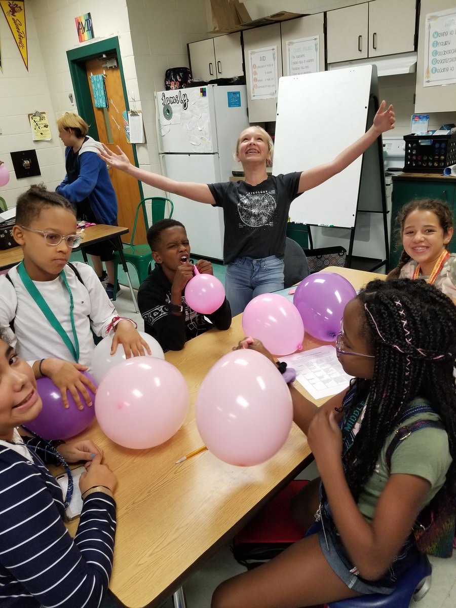 EllaGibsonFL's tweet photo. AVID Club today saw some awesome balloon towers and laid put some broad goals for the year! #ThisIsAVID #whmsAVID #oneAVIDpack #AVID https://t.co/UEjq85n1u2