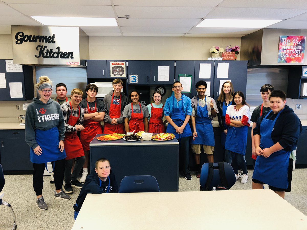 FaCSMVHS's tweet photo. Working on those Knife Skills with a Fruit and Veggie Trays! https://t.co/X5tCiyLWeb