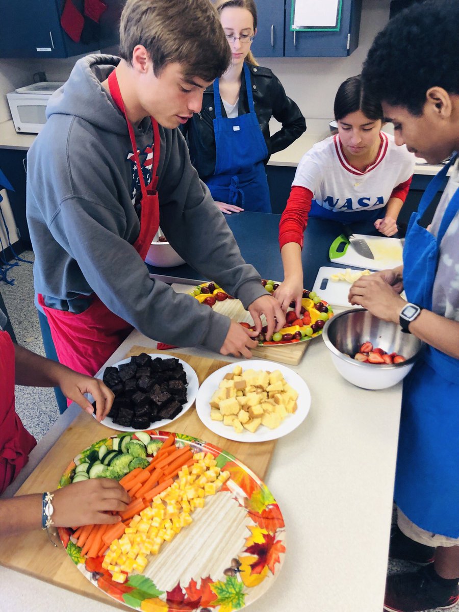 FaCSMVHS's tweet photo. Working on those Knife Skills with a Fruit and Veggie Trays! https://t.co/X5tCiyLWeb