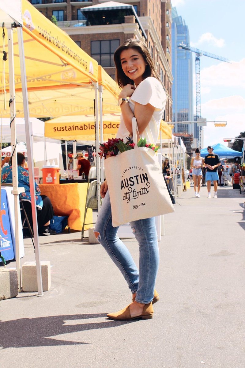 lillyandoak's tweet photo. The perfect weekend tote 👜// Proceeds donated to @AustinAngels 

#shopforgood #atx #AustinCityLimits #austincitylimits2019 

👉 https://t.co/4R1c7ZzAQp https://t.co/IzieZ13v9y