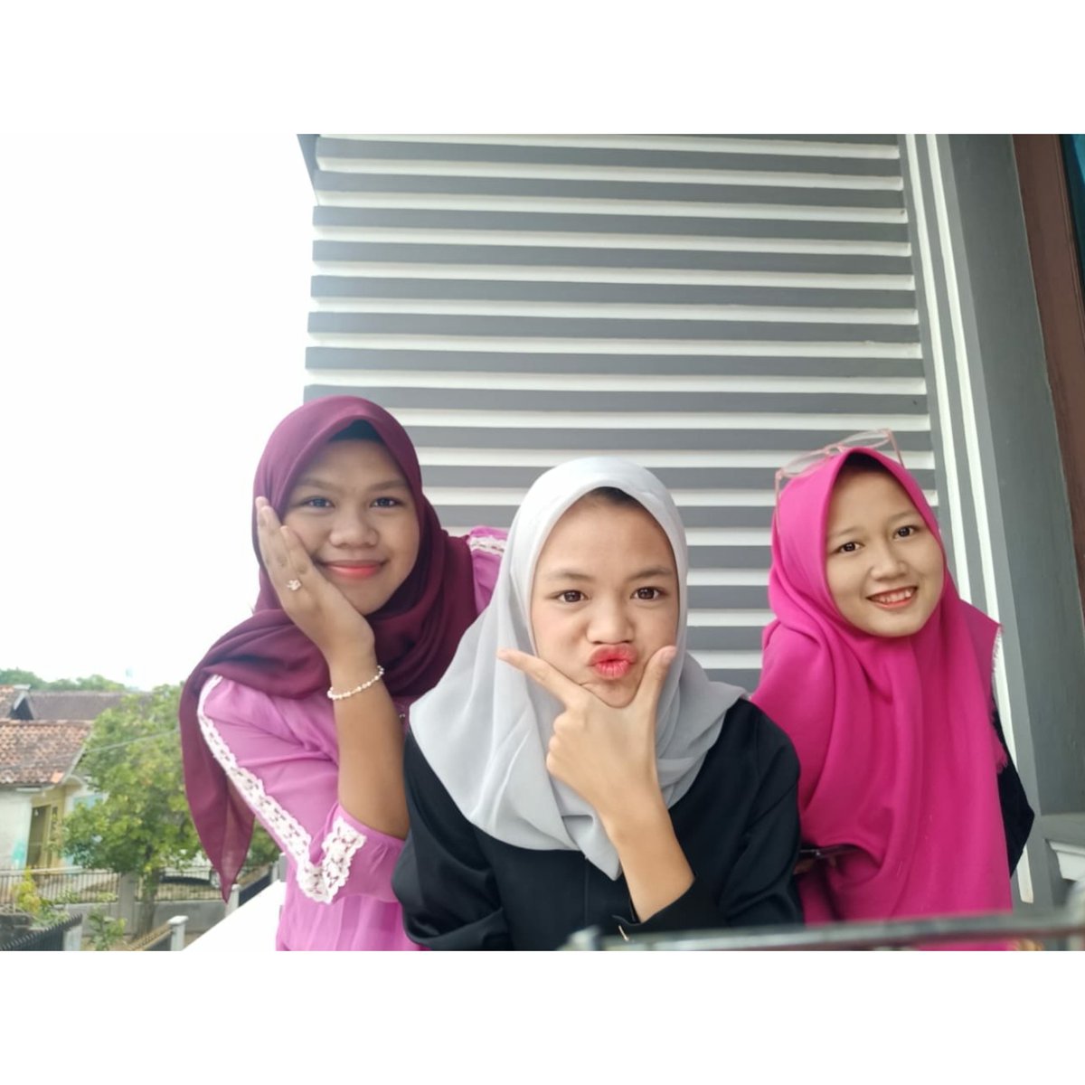 ipeh52002582's tweet photo. #GaNyangkaGue udah temenan lebih dari 10th haha https://t.co/o4sbLzlXb2